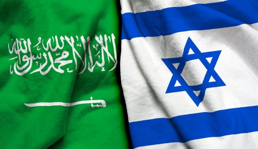 إسرائيلي يتوسط أصدقاءه السعوديين بالمملكة